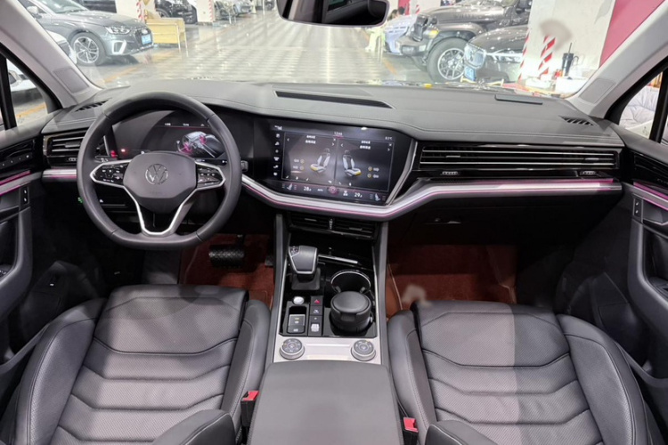 大众 途锐 2022款 3.0TSI 锐享版 曜黑运动套装中控内饰7011