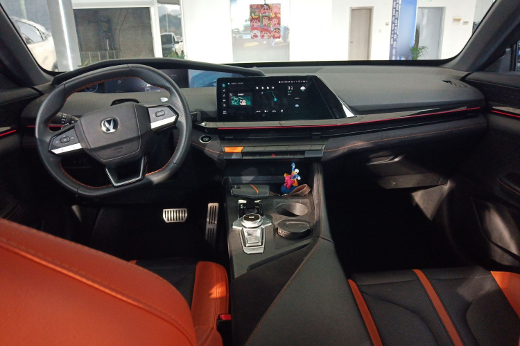 长安UNI-V 2024款 1.5T 尊贵运动型中控内饰12