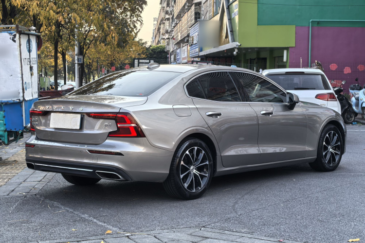 沃尔沃S60 2022款 B4 智逸豪华版车身外观6005