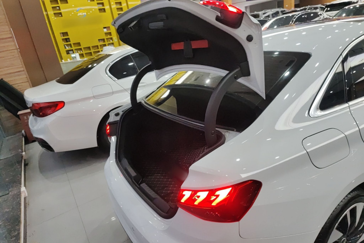 奥迪A3 2024款 A3L Limousine 35 TFSI 时尚运动型机舱底盘23