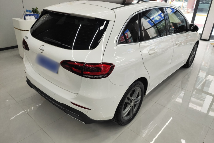 奔驰B级 2020款 B 200 动感型车身外观7