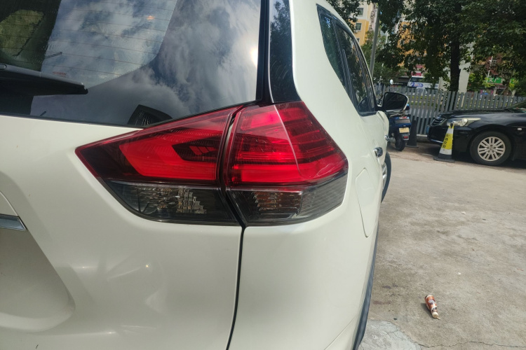 日产 奇骏 2019款 2.0L CVT智联舒适版 2WD车身外观9