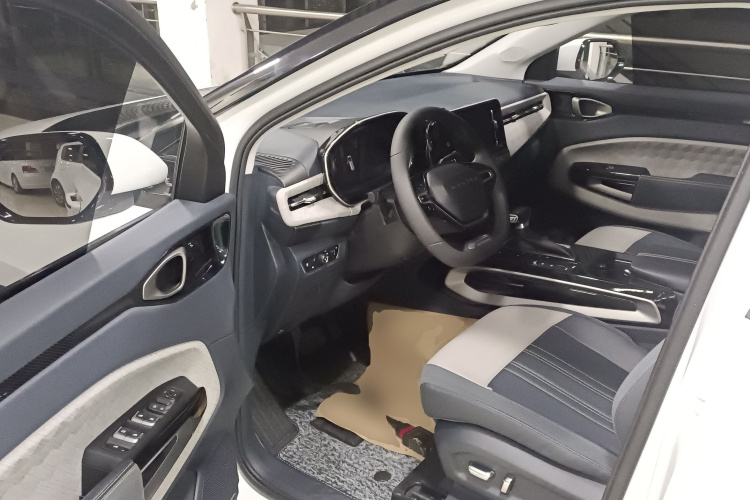 宝骏RM-5 2019款 1.5T CVT 24小时在线豪华型 6座中控内饰20