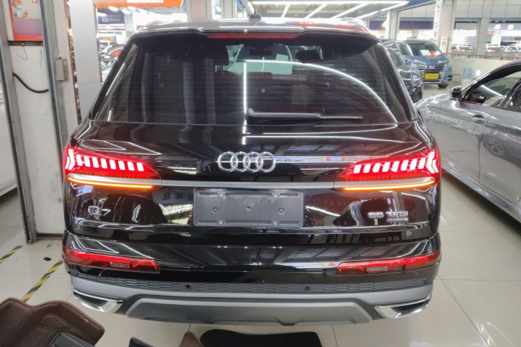奥迪Q7 2023款 55 TFSI quattro S line运动型车身外观6