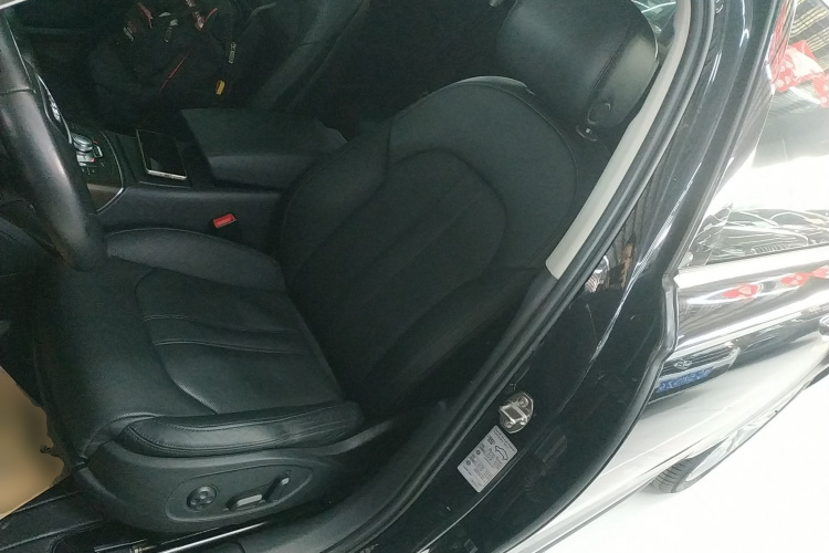 奥迪A6L 2015款 35 FSI quattro 舒适型中控内饰19