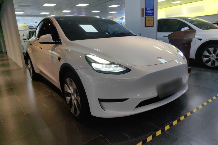 特斯拉 Model Y 2021款 长续航全轮驱动版车身外观3