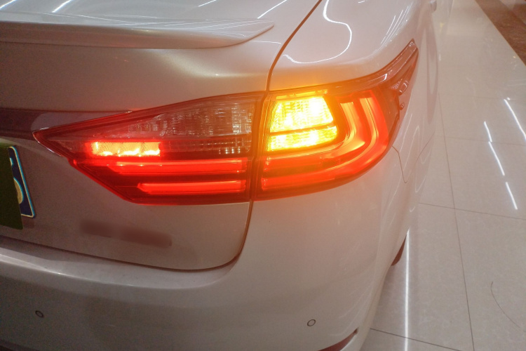 雷克萨斯ES 2015款 200 精英版车身外观9