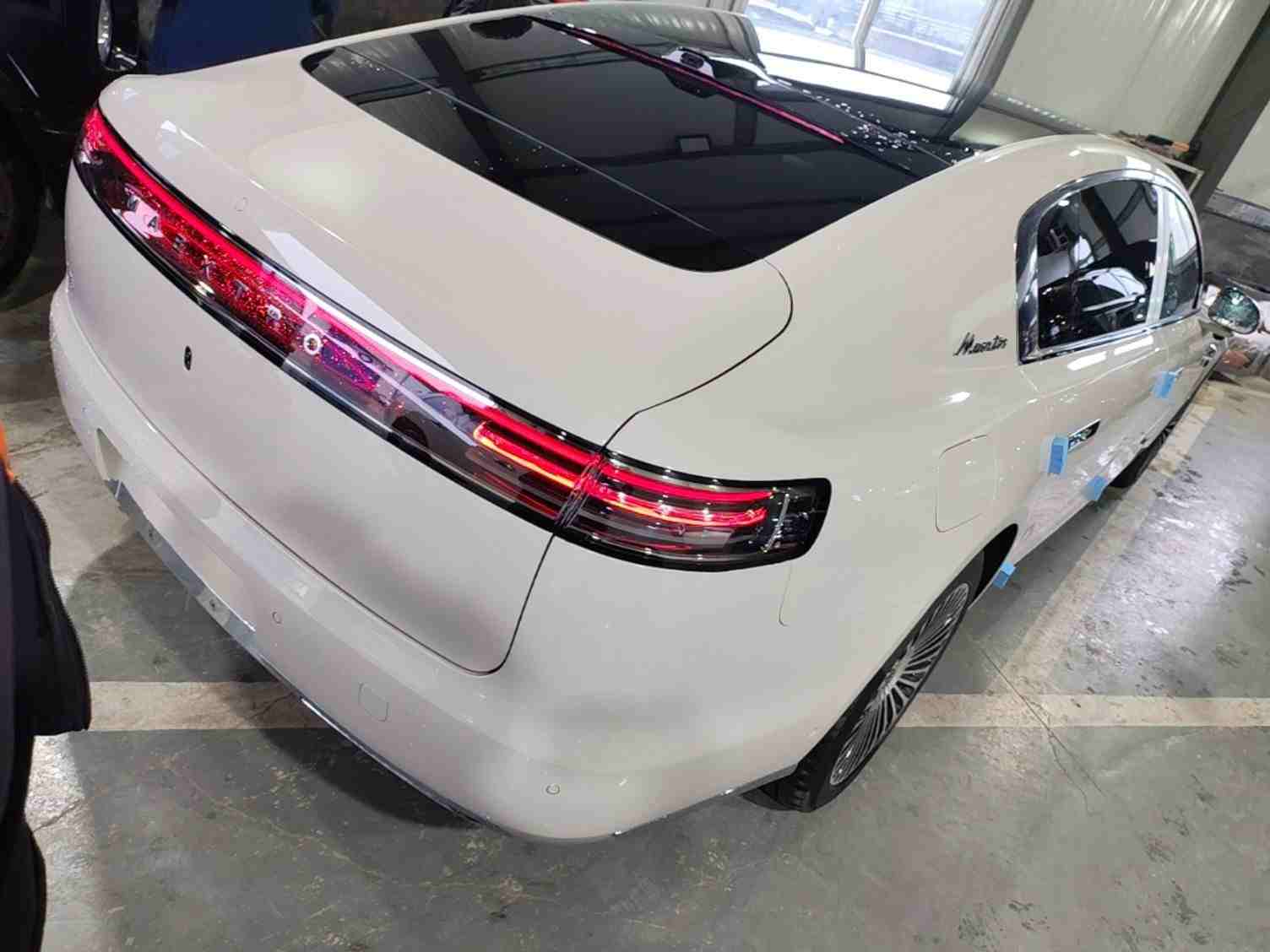 车辆右后45度外观展示
