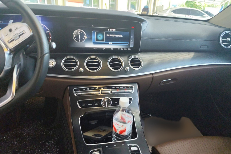 奔驰E级 2019款 E 200 L 运动型局部细节16