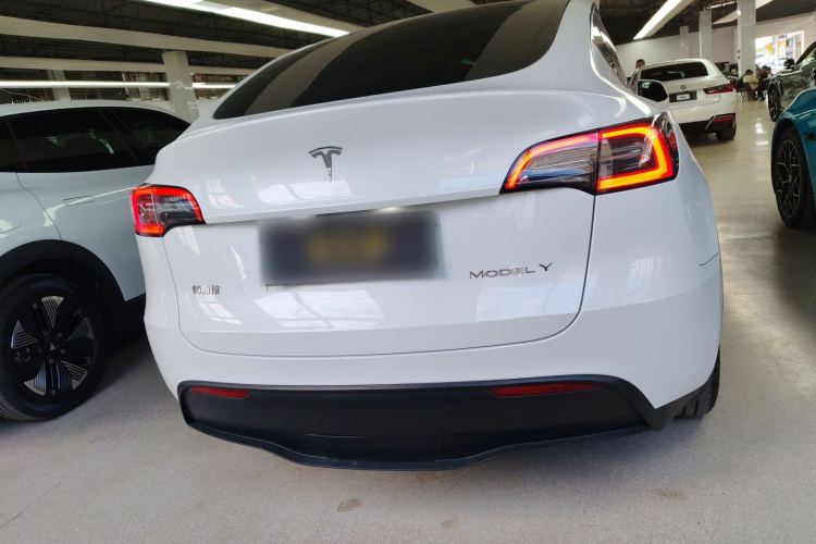 特斯拉 Model Y 2024款 后轮驱动版车身外观6