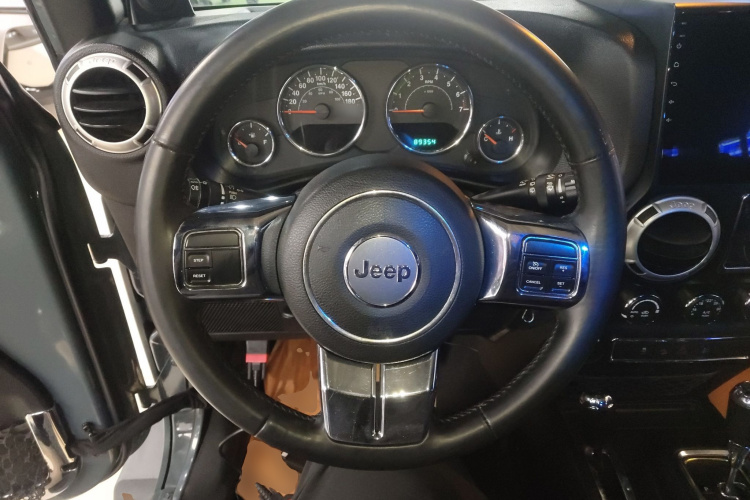 Jeep 牧马人 2014款 3.0L Sahara 四门版中控内饰13