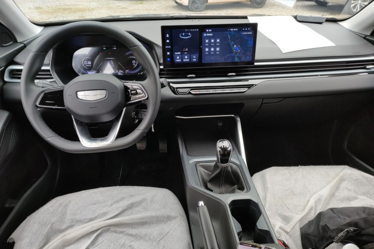 吉利汽车 帝豪 2025款 第4代 1.5L 手动龙腾版中控内饰7002