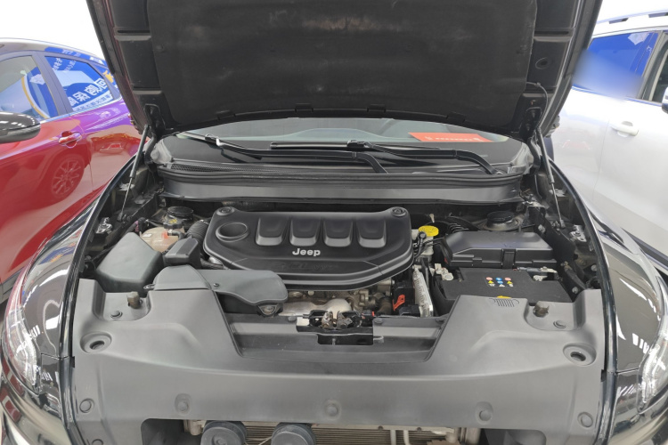 Jeep 自由光 2020款 2.0L 两驱经典运动版机舱底盘24