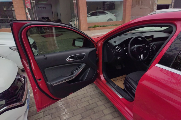 奔驰A级(进口) 2015款 A 180 标准型中控内饰20