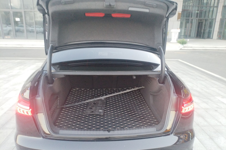 奥迪A6L 2020款 45 TFSI 臻选致雅型机舱底盘23