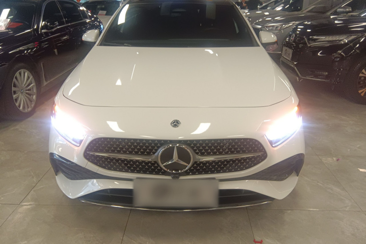 奔驰A级 2024款 改款 A 200 L 时尚型车身外观2
