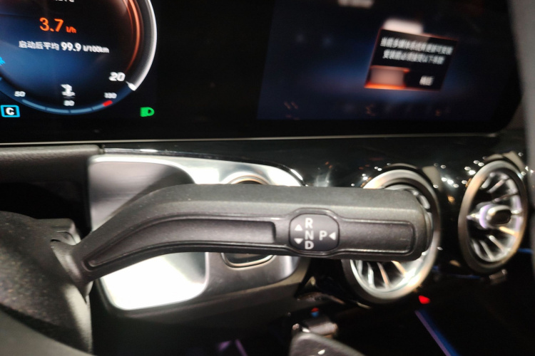 奔驰GLB 2023款 GLB 200 动感型局部细节18