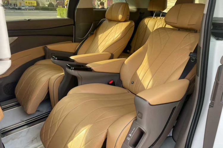 腾势D9 2022款 DM-i 970 四驱旗舰型中控内饰7005