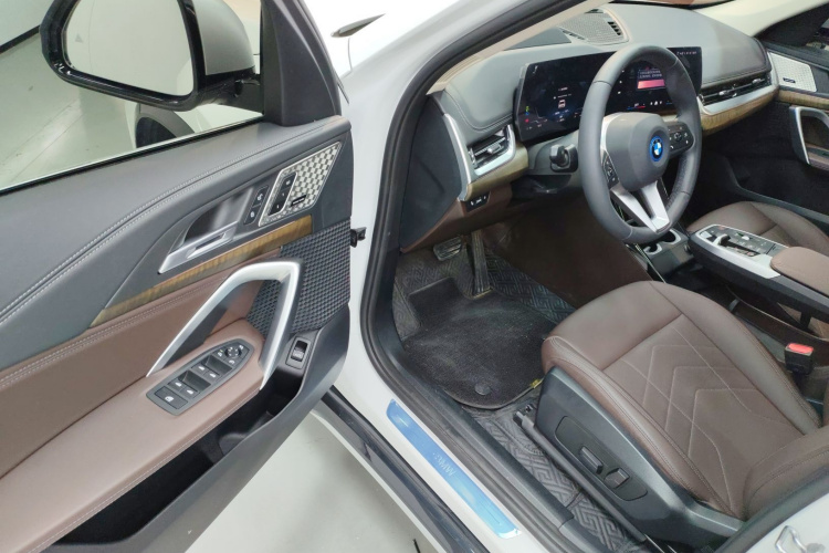 宝马iX1 2023款 xDrive30L X设计套装中控内饰20