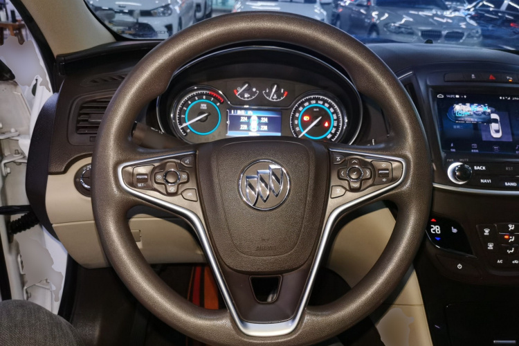 别克 君威 2015款 2.0L 精英时尚型中控内饰13