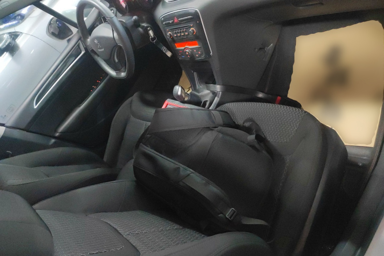 标致308 2014款 乐享版 经典 1.6L 手动风尚型局部细节41