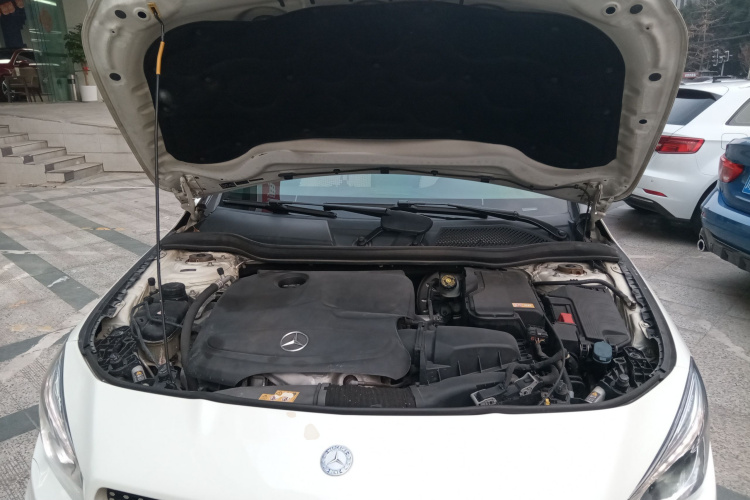 奔驰CLA 2015款 CLA 220 4MATIC机舱底盘24