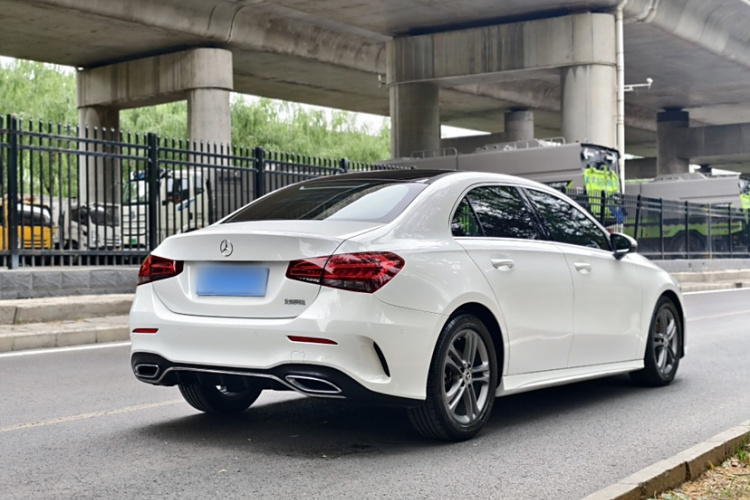 奔驰A级 2020款 改款 A 180 L 运动轿车车身外观6002