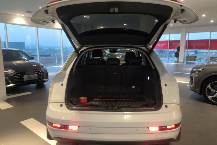 奥迪Q3 2018款 30周年年型 30 TFSI 时尚型机舱底盘23