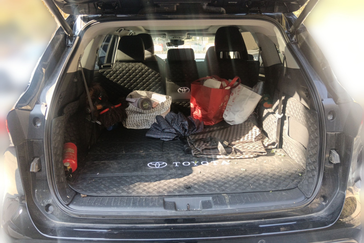 丰田 汉兰达 2024款 2.5L智能电混双擎四驱尊贵版 7座中控内饰23