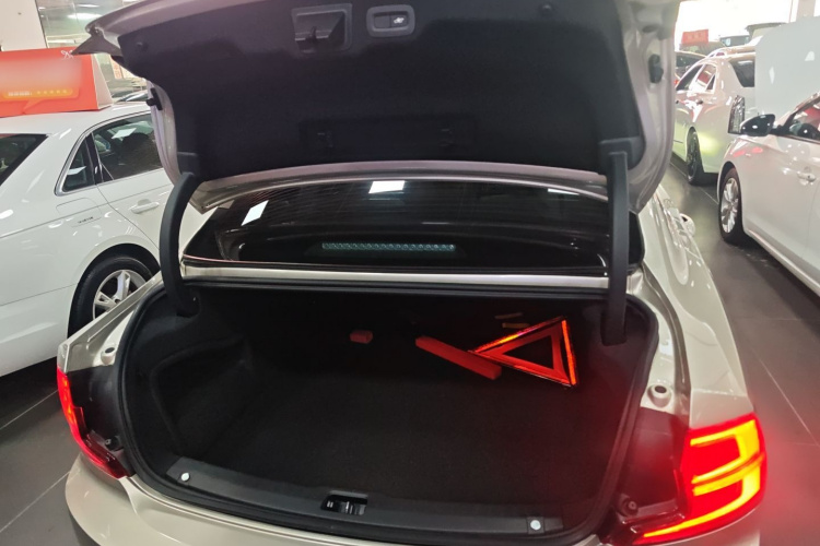 沃尔沃S90 2018款 T4 智远版机舱底盘23