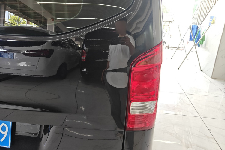 奔驰 威霆 2018款 2.0T 精英版 7座 国VI车身外观9