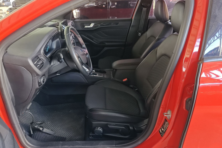 福特 福克斯 2020款 两厢 EcoBoost 180 自动ST Line中控内饰7003