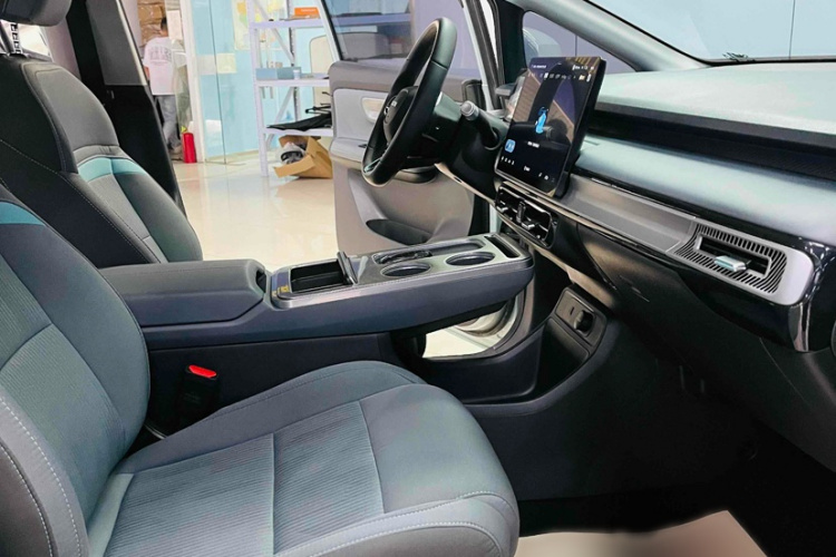 埃安 AION Y 2023款 Younger中控内饰7004