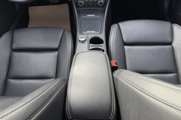 奔驰CLA 2016款 CLA 200 时尚型中控内饰7010