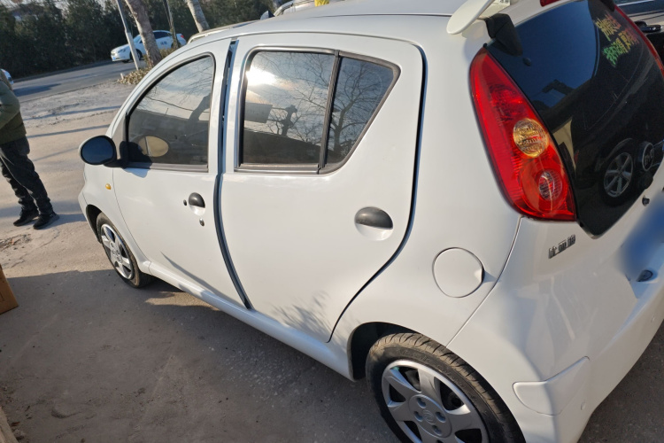 比亚迪F0 2015款 1.0L AMT 铉酷型车身外观4