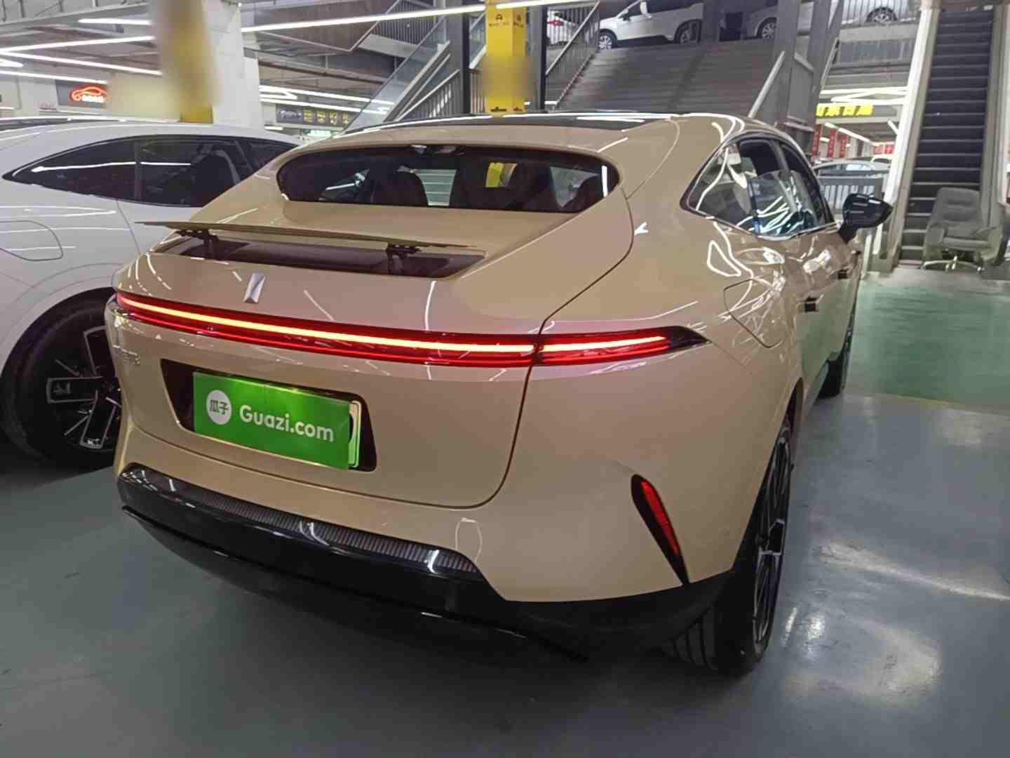 车辆右后45度外观展示