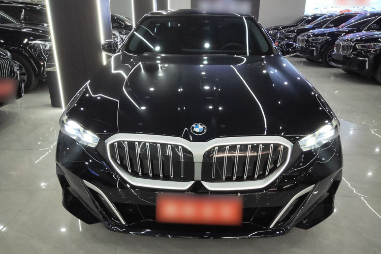 宝马5系 2025款 530Li 尊享型 M运动套装车身外观2