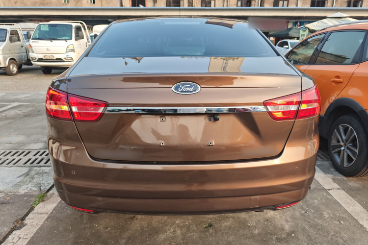 福特 福睿斯 2015款 1.5L 自动时尚型车身外观6