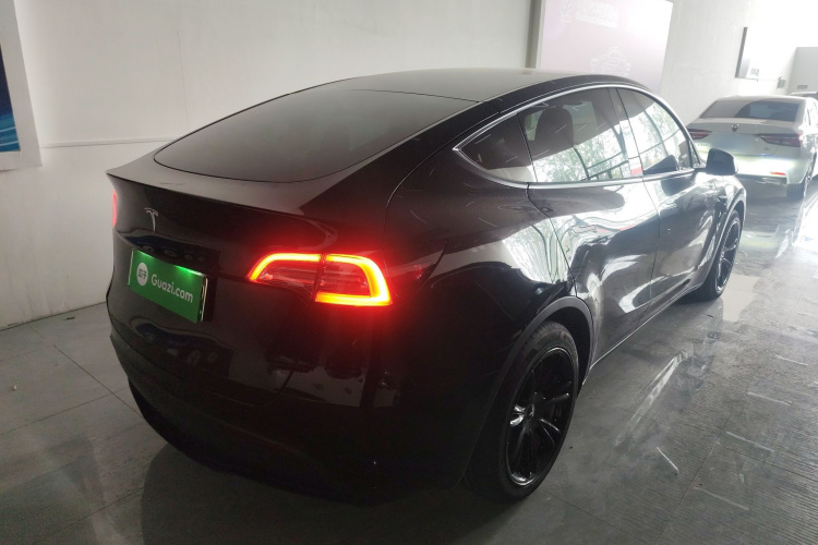 特斯拉 Model Y 2022款 后轮驱动版车身外观7
