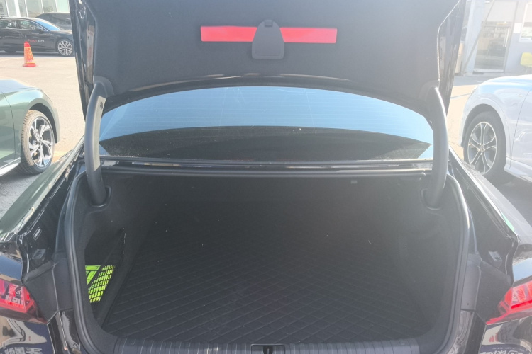 奥迪A7L 2024款 45 TFSI 豪华型机舱底盘23