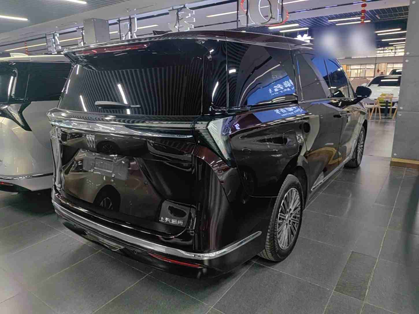 车辆右后45度外观展示