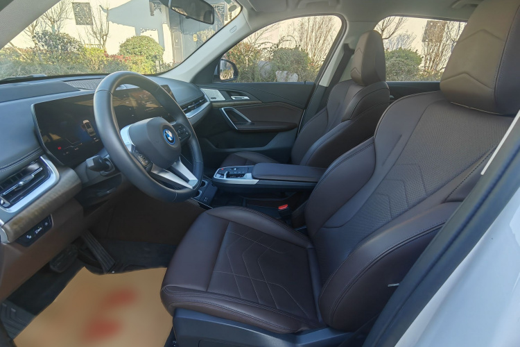 宝马iX1 2023款 xDrive30L X设计套装中控内饰7001