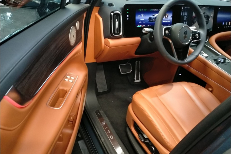 鸿蒙智行 问界M9 2024款 增程 Max版 42kWh 5座版中控内饰7003