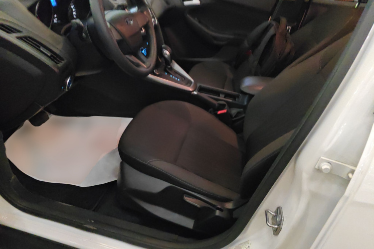 福特 福克斯 2015款 两厢 1.6L 自动舒适型中控内饰19