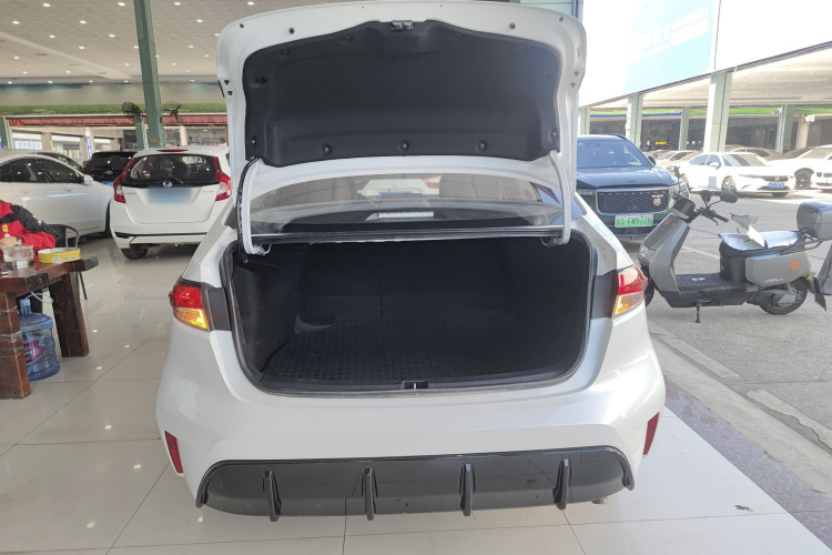 丰田 雷凌 2023款 智能电混双擎 1.8L 运动版机舱底盘23