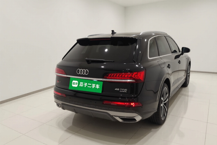 奥迪Q7 2023款 45 TFSI quattro S line运动型车身外观6