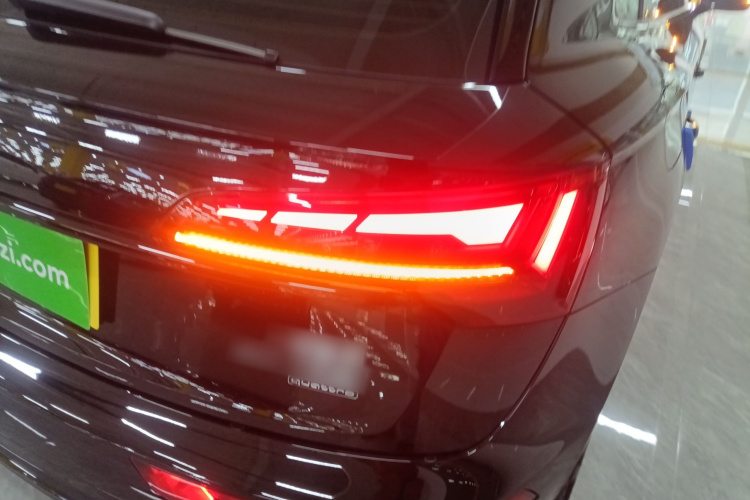 奥迪Q5L 2025款 45周年典藏版 40 TFSI 豪华动感型车身外观9