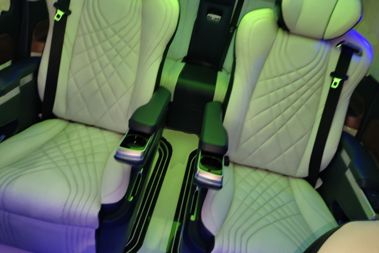 奔驰 威霆 2021款 2.0T 精英版 7座中控内饰7004