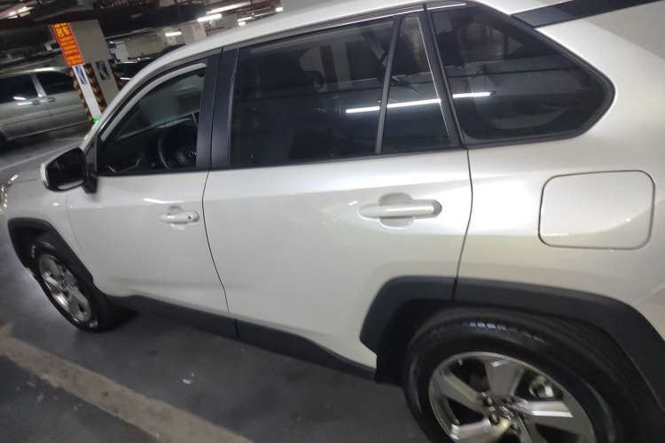 丰田 RAV4荣放 2021款 2.0L CVT两驱风尚PLUS版车身外观4