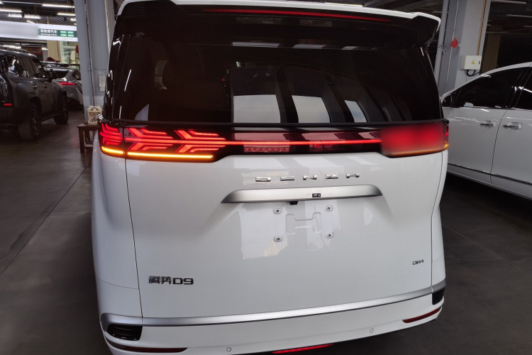 腾势D9 2023款 DM-i 965 尊享型车身外观6